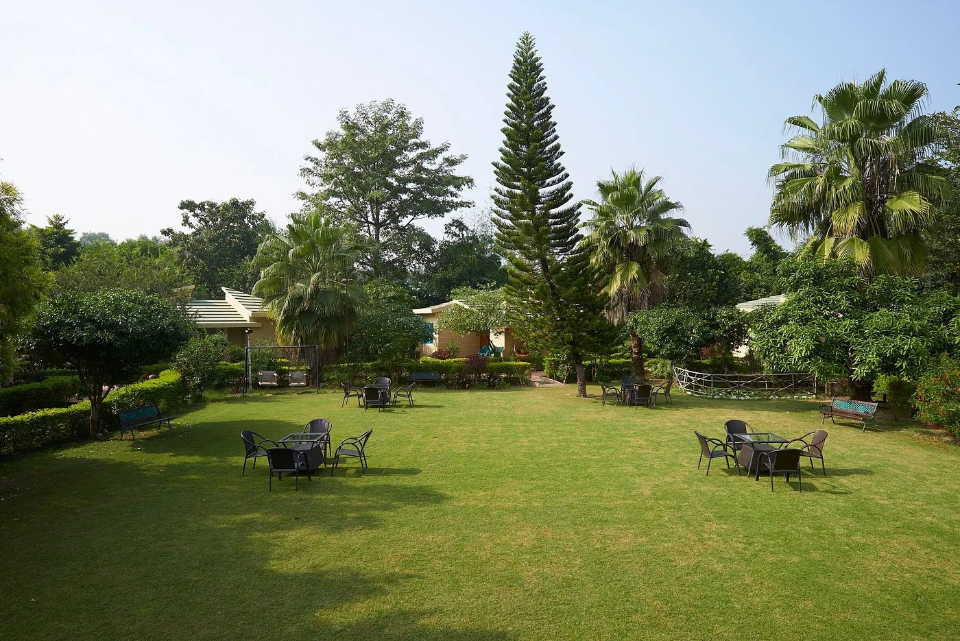 The lobby, opening onto the gardens
